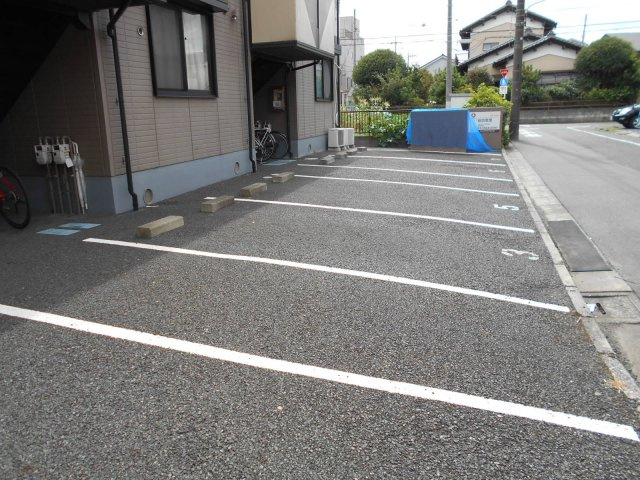 メゾン　ソレイユの駐車場