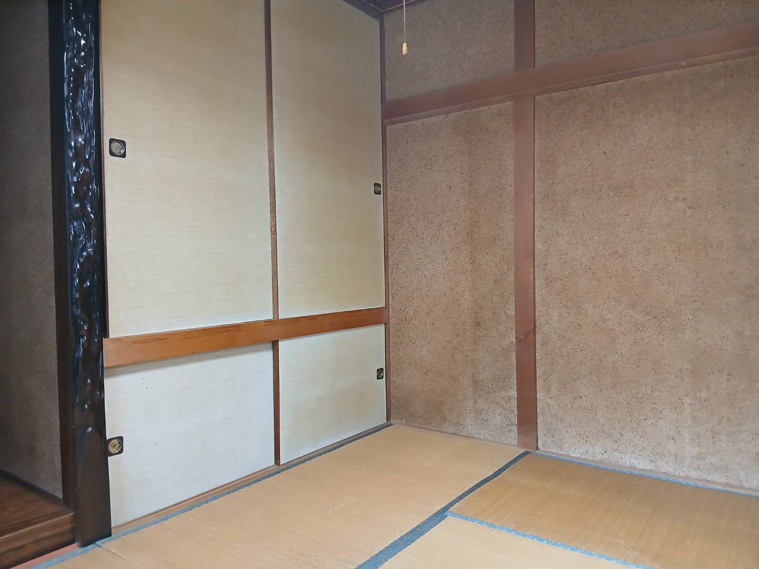 【角地の開放感】昭和エリアの利便性と、木の温もりあふれる室内が魅力の住まいの和室|趣ある土壁と畳の和室。収納も豊富で、落ち着きのある空間です。