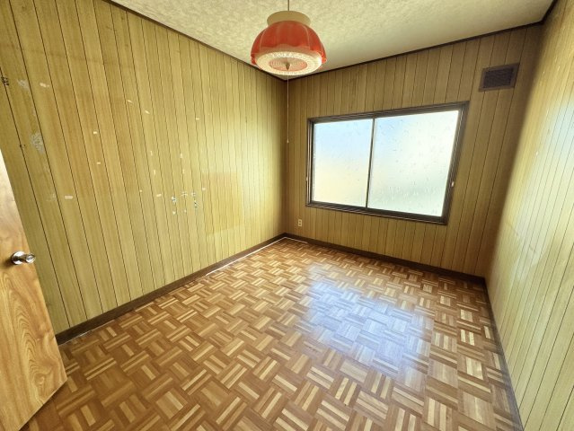 【角地の開放感】昭和エリアの利便性と、木の温もりあふれる室内が魅力の住まいの洋室|温かな陽光が差し込む洋室。木の質感が穏やかな時間を奏でます。
