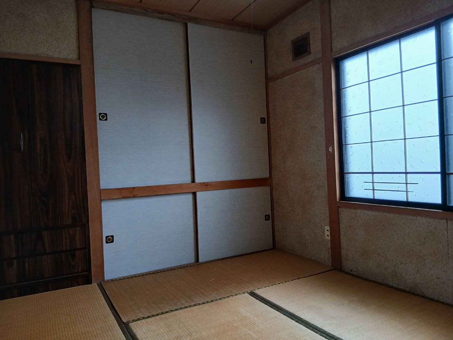 【角地の開放感】昭和エリアの利便性と、木の温もりあふれる室内が魅力の住まいの和室|二面採光で明るい和室。畳の香りに包まれて心穏やかに整う場所。