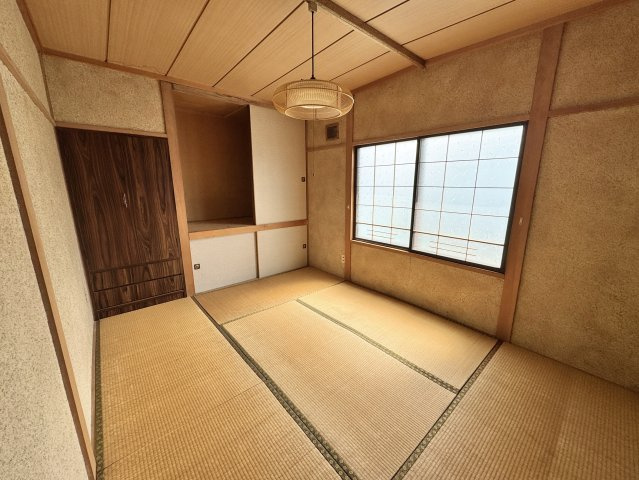 【角地の開放感】昭和エリアの利便性と、木の温もりあふれる室内が魅力の住まいの和室|二面採光で明るい和室。畳の香りに包まれて心穏やかに整う場所。