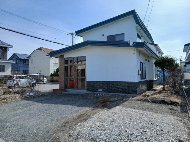 【角地の開放感】昭和エリアの利便性と、木の温もりあふれる室内が魅力の住まいの前面道路含む現地写真|青い屋根が目を引く外観。駐車場もしっかり確保されています。