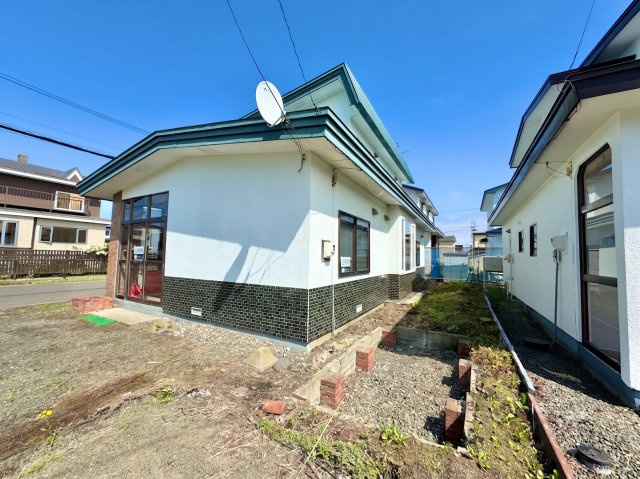 【角地の開放感】昭和エリアの利便性と、木の温もりあふれる室内が魅力の住まいの前面道路含む現地写真|青い屋根が目を引く外観。駐車場もしっかり確保されています。