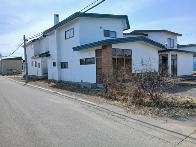 【角地の開放感】昭和エリアの利便性と、木の温もりあふれる室内が魅力の住まい