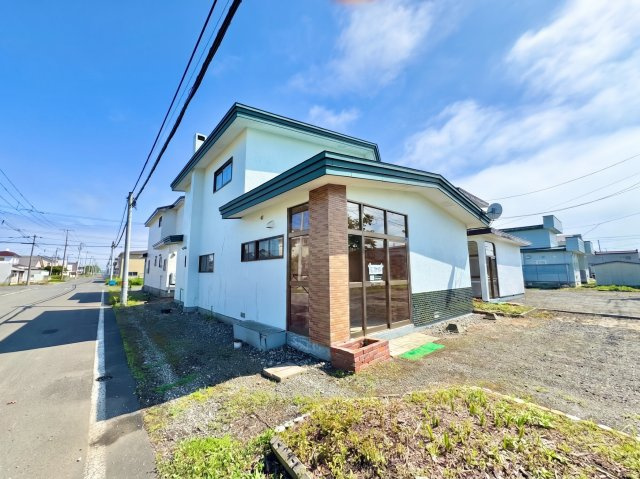 【角地の開放感】昭和エリアの利便性と、木の温もりあふれる室内が魅力の住まい