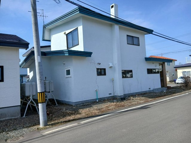 【角地の開放感】昭和エリアの利便性と、木の温もりあふれる室内が魅力の住まいの前面道路含む現地写真|建物の裏側までゆとりある敷地。雪解け後の活用も楽しみな広さ。