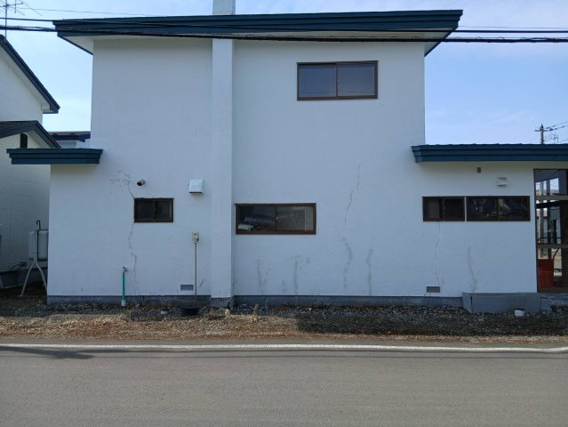 【角地の開放感】昭和エリアの利便性と、木の温もりあふれる室内が魅力の住まいの前面道路含む現地写真|周辺環境も充実。利便性と静けさが両立した好立地です。