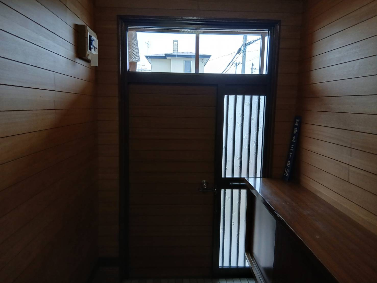 【角地の開放感】昭和エリアの利便性と、木の温もりあふれる室内が魅力の住まいの玄関|木の温もりに包まれる玄関。大切に住み継がれた趣を現地で体感。