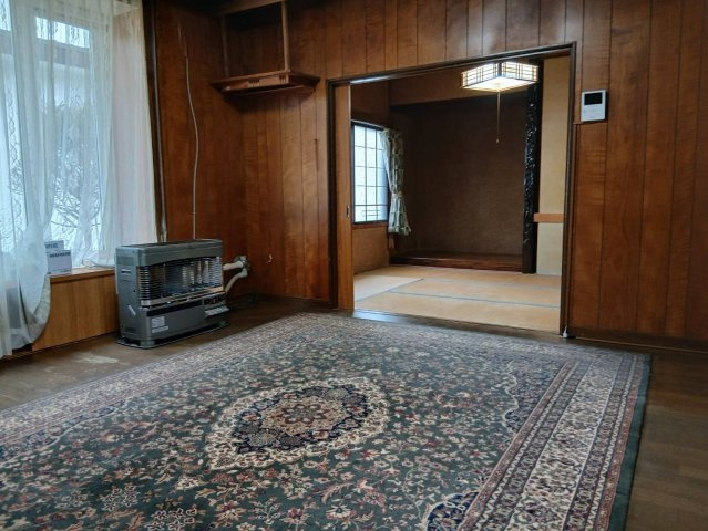 【角地の開放感】昭和エリアの利便性と、木の温もりあふれる室内が魅力の住まいの居間・リビング|陽光が差し込む広々リビング。家族の時間を育む落ち着いた内装。