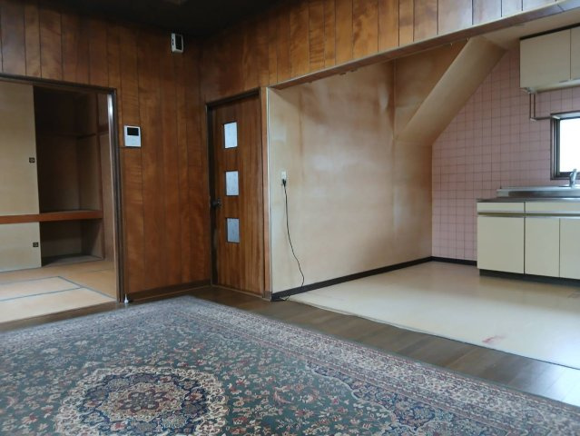 【角地の開放感】昭和エリアの利便性と、木の温もりあふれる室内が魅力の住まいの居間・リビング|キッチンを見渡せる開放的空間。懐かしさと安心感が同居する家。