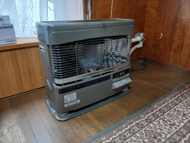 【角地の開放感】昭和エリアの利便性と、木の温もりあふれる室内が魅力の住まいの冷暖房・空調設備|厳しい冬も心強いパワフルな暖房。家族が集まる家の中心に。
