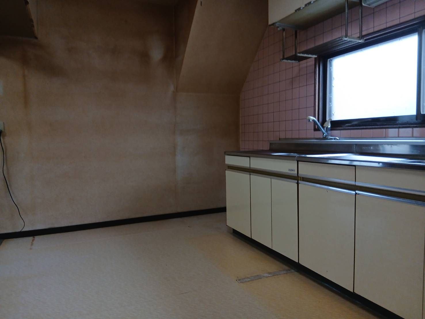 【角地の開放感】昭和エリアの利便性と、木の温もりあふれる室内が魅力の住まいのキッチン|窓から光が差し込むキッチン。木の温もりが感じられる空間。