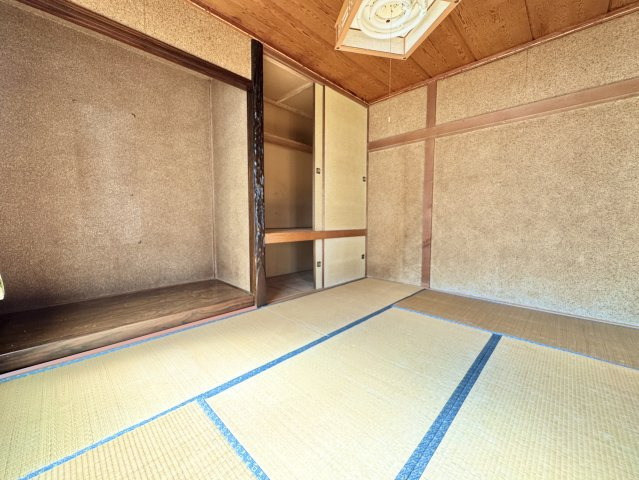 【角地の開放感】昭和エリアの利便性と、木の温もりあふれる室内が魅力の住まいの和室|趣ある土壁と畳の和室。収納も豊富で、落ち着きのある空間です。