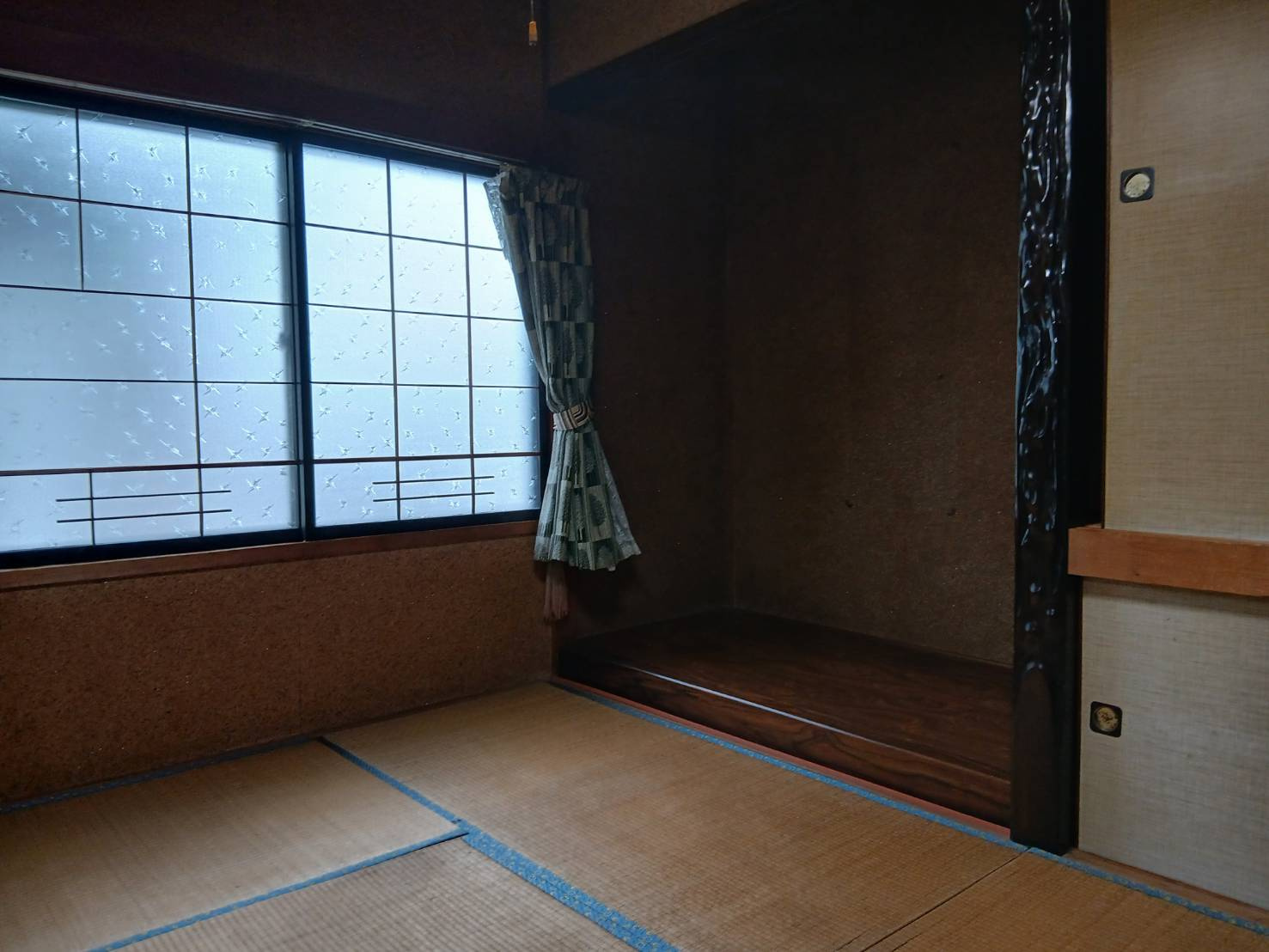 【角地の開放感】昭和エリアの利便性と、木の温もりあふれる室内が魅力の住まいの和室|静かな時が流れる和室。障子越しの柔らかな光が心を癒やします。