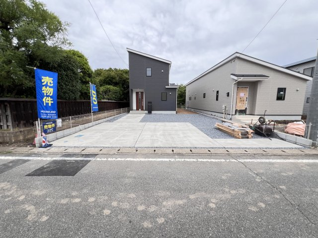 新築　藤岡市藤岡1期　LIGNAGE　１号棟の駐車場|　駐車スペースは並列3台分可能です！
