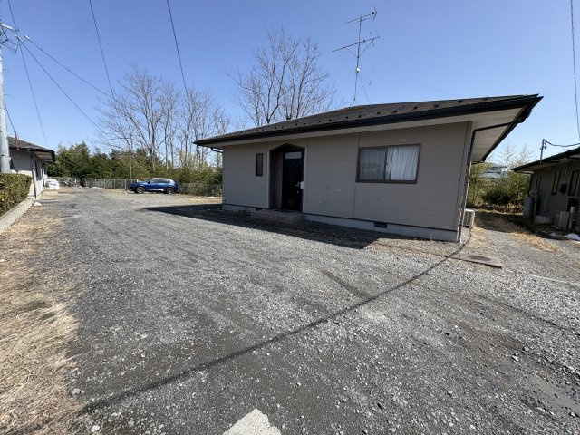 想定年間賃料354万　想定利回り9.83％　木造の駐車場