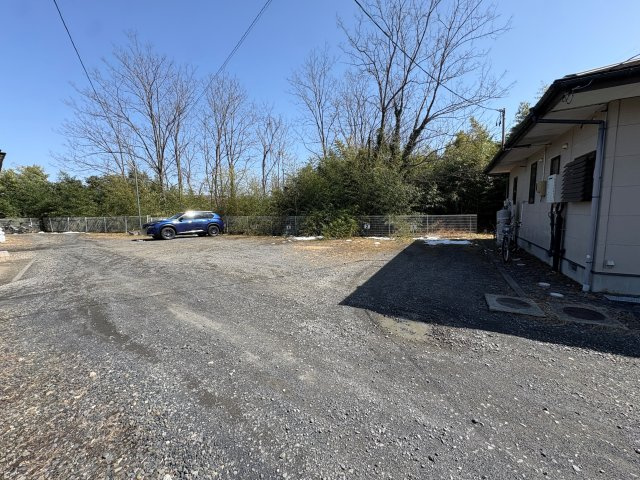 想定年間賃料354万　想定利回り9.83％　木造の駐車場