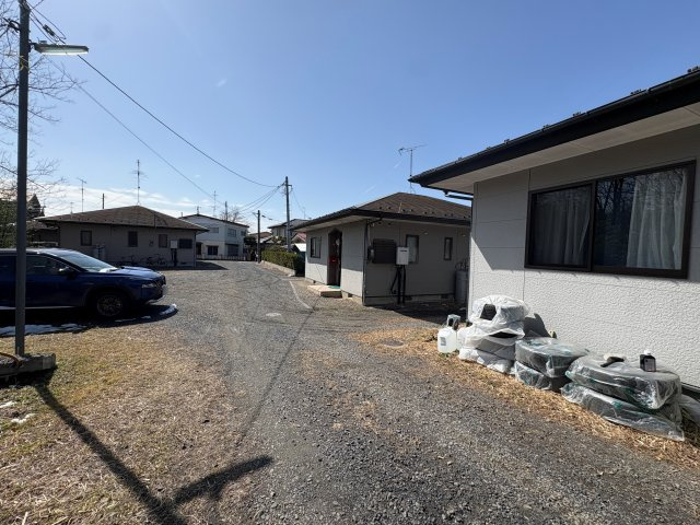 想定年間賃料354万　想定利回り9.83％　木造の駐車場