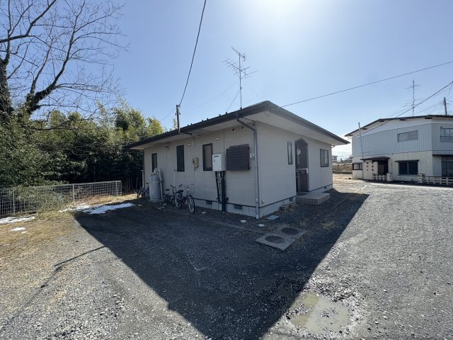 想定年間賃料354万　想定利回り9.83％　木造の外観