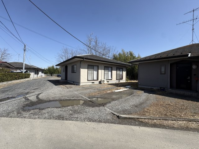 想定年間賃料354万　想定利回り9.83％　木造の外観