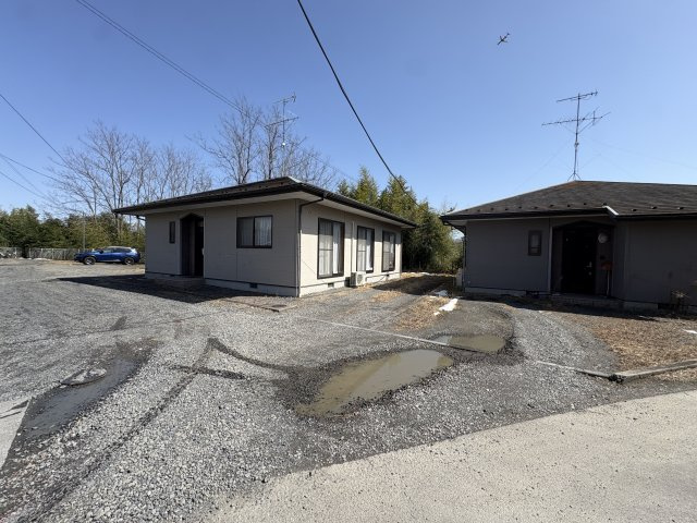 想定年間賃料354万　想定利回り9.83％　木造の駐車場