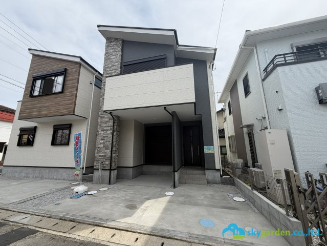 平塚市黒部丘２期　新築戸建　全２棟　１号棟の前面道路含む現地写真