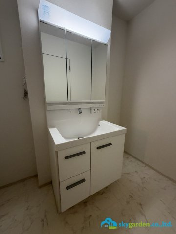 平塚市黒部丘２期　新築戸建　全２棟　１号棟の独立洗面台