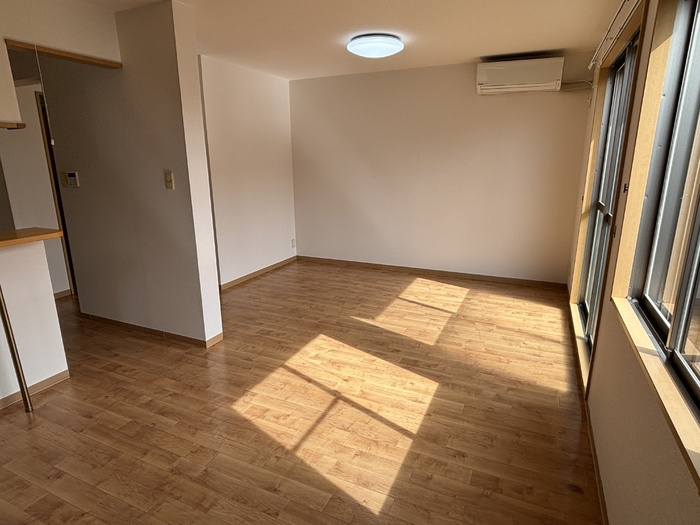 リースランドネオス春日壱番館　Ａの居間・リビング