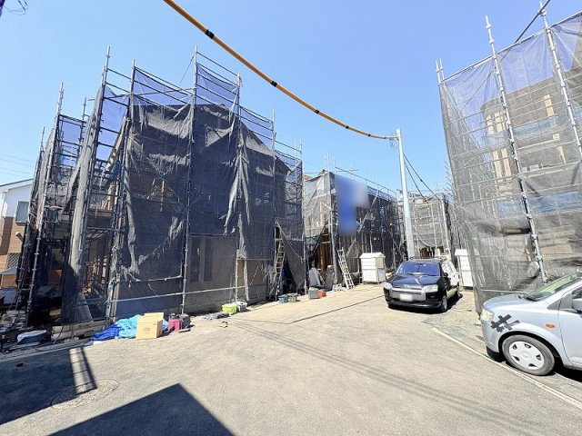 【外観】 | 新座市栄2丁目　新築一戸建住宅　全5棟　(保谷店) | 2026年4月撮影/隣接する道路幅は約6ｍで開放的な雰囲気。