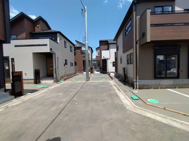 【前面道路含む現地写真】 | 新座市栄2丁目　新築一戸建住宅　全5棟　(保谷店) | 前面道路行き止まりにつきプライバシーと安全性が保たれています。