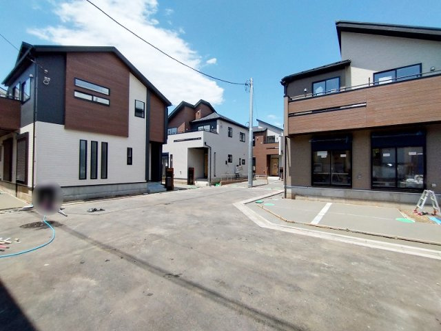 【外観】 | 新座市栄2丁目　新築一戸建住宅　全5棟　(保谷店) | 2026年4月撮影/隣接する道路幅は約6ｍで開放的な雰囲気。