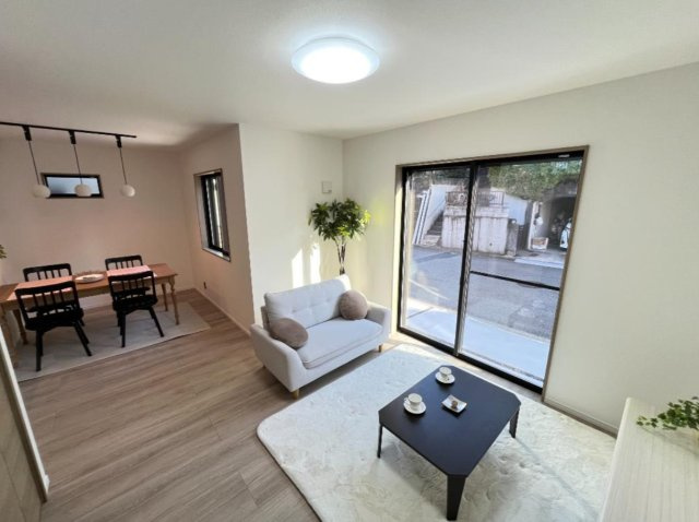 横浜市栄区中野町 新築戸建て【仲介手数料無料】カースペース2台の居間・リビング