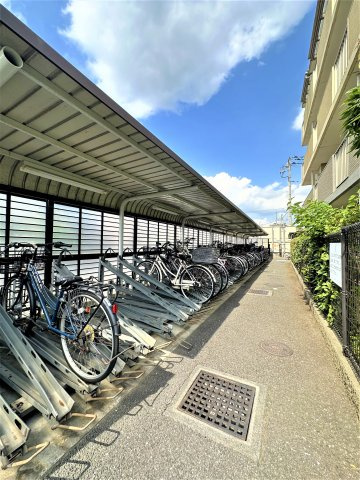 ダイアパレス吉川の駐輪場|屋根付きの駐輪場です