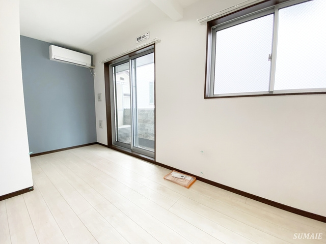 ブルーム浦和元町の居間・リビング|爽やかなアクセントクロス☆