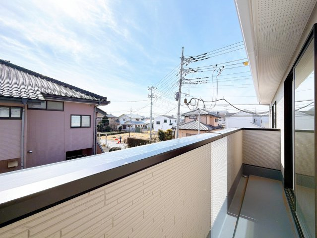 【バルコニー】 | 前橋市北代田町　新築住宅 | 日当たりの良いバルコニーで毎日の暮らしに明るさとゆとりを。洗濯物もよく乾き、季節の移ろいを感じながら過ごせます。