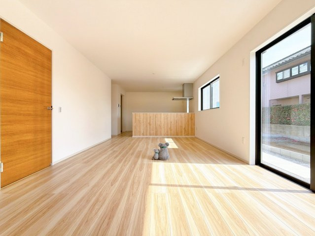 【居間・リビング】 | 前橋市北代田町　新築住宅 | 家族が自然と集まるリビング・ダイニング明るい光が差し込み、笑顔があふれる心地よい空間です。ゆったりとした広さで、くつろぎの時間をお過ごしいただけます。