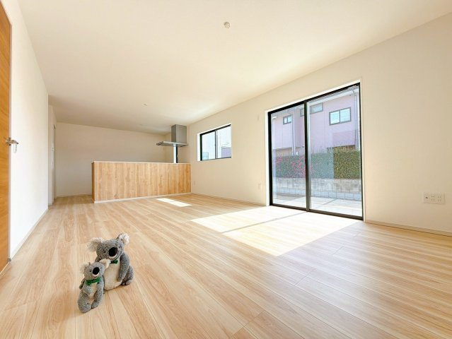 【居間・リビング】 | 前橋市北代田町　新築住宅 | ≪LDK≫
陽当りも良いリビング。
光が差し込む明るい空間はいつもの時間をより特別に…穏やかなひと時を一層充実した時間へ変えてくれます。