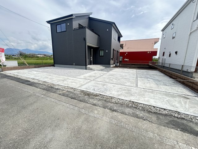 新築　前橋市女屋町第2　Livele Garden.S　１号棟　の駐車場|現地写真　駐車スペースは並列2台+1台分可能です！
