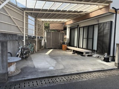 高知市神田　リフォーム済み中古一戸建ての駐車場|雨や紫外線から車を守るカーポート付き