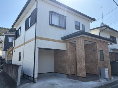 高知市神田　リフォーム済み中古一戸建ての外観|雨の日も安心。買い物帰りもスムーズな、ゆとりのアプローチ設計