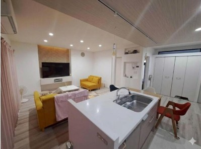 高知市神田　リフォーム済み中古一戸建てのキッチン|キッチンからリビングまで一目で見渡せる。家族の笑顔が自然と集まる大空間
