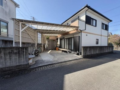 高知市神田　リフォーム済み中古一戸建ての前面道路含む現地写真|多目的に使えるインナーガレージ