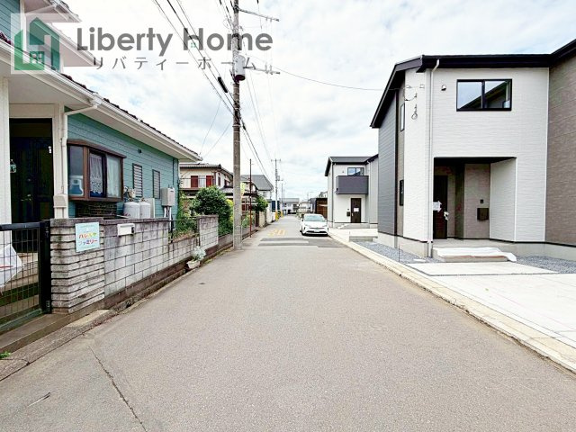 つくば市南中妻4期　新築戸建　2号棟の前面道路含む現地写真