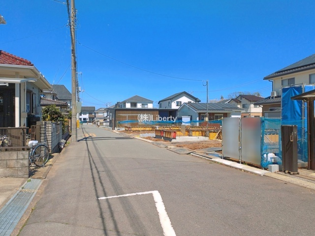 つくば市南中妻4期　新築戸建　2号棟の前面道路含む現地写真