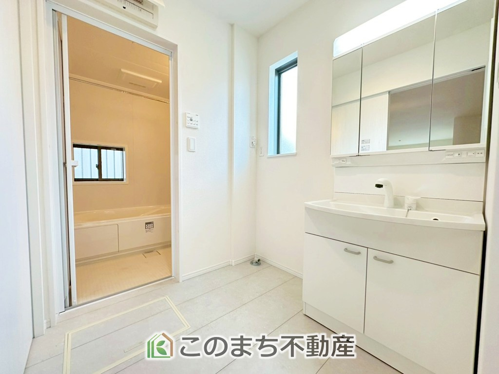 ハートフルタウン宇都宮市御幸本町4872番の独立洗面台|収納豊富な3面鏡の洗面台にはハンドシャワー完備です
