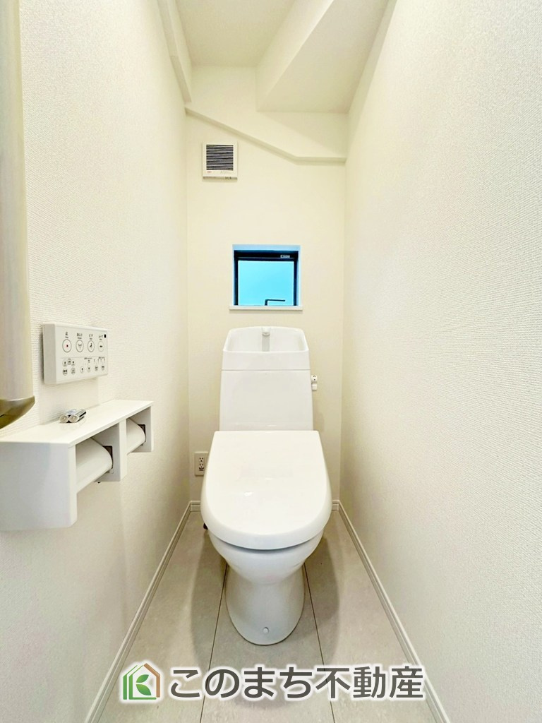 ハートフルタウン宇都宮市御幸本町4872番のトイレ|小窓から換気ができて清潔なトイレスペース☆温水洗浄便座搭載です！
