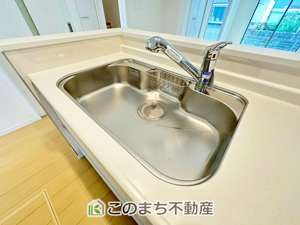 ハートフルタウン宇都宮市御幸本町4872番の設備|ビルトイン型浄水器を内蔵したキッチン水栓。お米を研いだり、野菜を洗ったりするときなど用途に応じてワンタッチで浄水に切り替えが可能です。カートリッジ式なので、フィルターを簡単に交換する事が出来ます。
