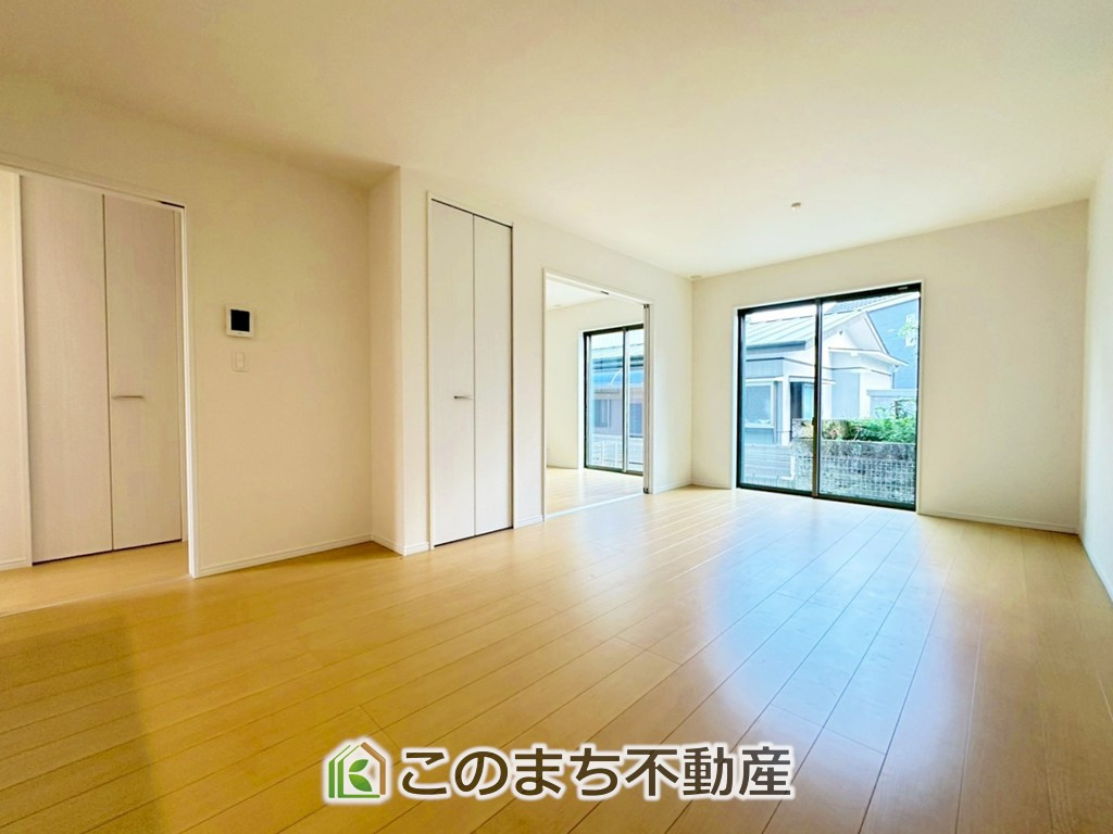 ハートフルタウン宇都宮市御幸本町4872番の居間・リビング|"ＬＤＫは家族団欒スペースとしては十分な広さです！
大きいダイニングテーブル、カウチ付きソファ、大型ＴＶも気兼ねなく配置可能！！"

