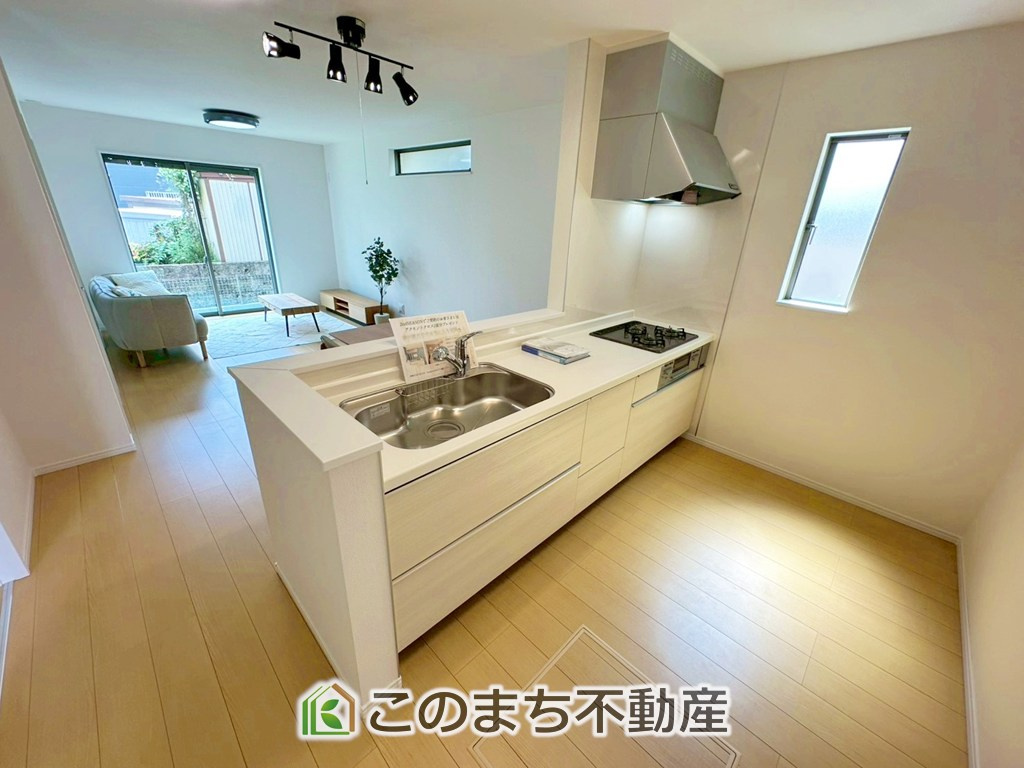 ハートフルタウン宇都宮市御幸本町4872番のキッチン|"お洒落なホワイト天板のペニンシュラキッチンを採用しております。
浄水器内蔵の水栓です♪"
