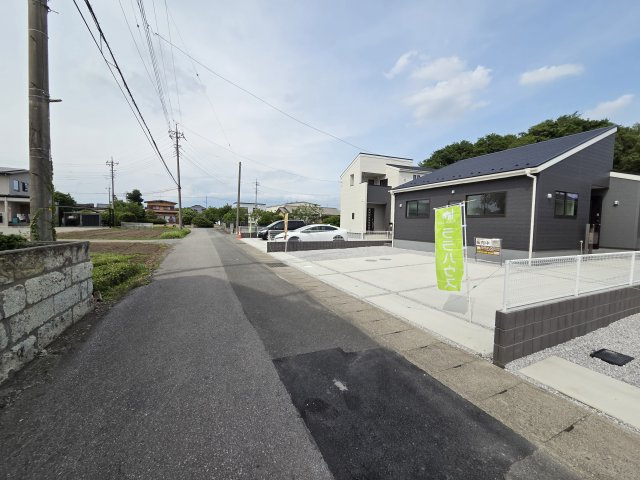 新築　太田第1新田花香塚町　2号棟　Livele Garden.Sの前面道路含む現地写真|現地写真　西側前面道路幅員約4.9ｍ